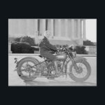 Erste Frauen erhalten eine Motorradlizenz in Washi Postkarte<br><div class="desc">Ansichtskarten für Motorräder - Erster Frauenanteil in der Hauptstadt. Washington, D.C. - 15. September. Obwohl sie nur 88 Pfund wiegt - ein Drittel der Maschine, die sie fährt, ist Frau Sally Halterman die erste Frau, die eine Lizenz für den Betrieb eines Motorrads im Bezirk Columbia erhalten hat. Sie ist 27...</div>