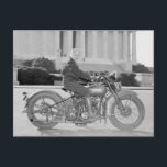Erste Frauen erhalten eine Motorradlizenz in Washi Postkarte<br><div class="desc">Ansichtskarten für Motorräder - Erster Frauenanteil in der Hauptstadt. Washington, D.C. - 15. September. Obwohl sie nur 88 Pfund wiegt - ein Drittel der Maschine, die sie fährt, ist Frau Sally Halterman die erste Frau, die eine Lizenz für den Betrieb eines Motorrads im Bezirk Columbia erhalten hat. Sie ist 27...</div>