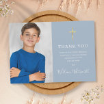 Erste Heilige Kommunion Gold Cross Dusty Blue Foto Dankeskarte<br><div class="desc">Mit einem Skriptnamen und einem speziellen Foto auf einem staubblauen Hintergrund. Personalisieren Sie mit Ihrem Foto und besondere erste heilige Kommunion danke Ihnen in schicken Schriften auf diesem stilvollen Design. Entwickelt von Thisisnotme©</div>