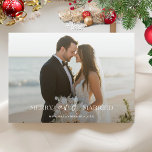 Erste Hochzeit frohe und Verheiratetes Weihnachtsf Feiertagskarte<br><div class="desc">Feiern Sie Ihr erstes Weihnachtsfest verheiratet mit dieser eleganten Schwarz-Weiß-Weihnachtskarte. Diese verheiratete und fröhliche Fotokarte eignet sich perfekt für Neuvermählte und erweckt die Freude Ihres ersten Jahres zusammen. Teilen Sie eine Beach Foto Urlaubskarte oder eine gerade verheiratete Weihnachtskarte, ideal für einen verheirateten Hochzeitsurlaub.</div>