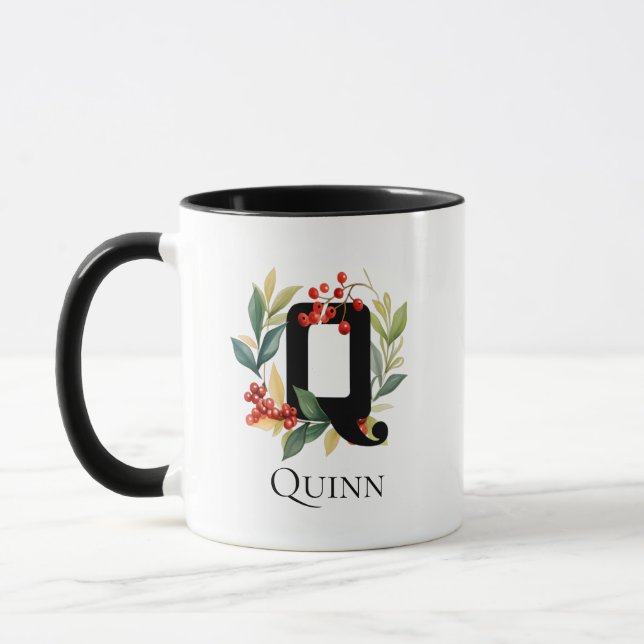 Erste Q Monogram Christmas Berry Wreath Tasse (Links)