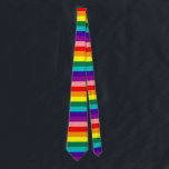 Erste Rainbow-Pride-Flagge Krawatte<br><div class="desc">Erste Rainbow Pride Flag Original achtstreifen Version der Gay Pride-Fahne von Gilbert Baker im Jahr 1978. Baker hat jedem der Farben eine bestimmte Bedeutung zugewiesen: Hot Rosa: Sexualität rot: Lebensorange: Gelb heilend: Sonnenlicht grün: Natur türkis: Magie/Kunst indigo/blau: Gelassenheit/Harmonie violett: Geist</div>