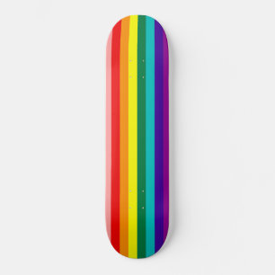Erste Rainbow-Pride-Flagge Skateboard