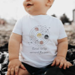 Erste Reise um den Sonnenraum Baby T-shirt<br><div class="desc">Feiern Sie Ihren ersten Geburtstag mit diesem "Ersten Rundgang durch die Sonne"-Design mit verschiedenen Planeten und Sternelementen. Sie können die Farbe von 2 Planeten,  plus die Sternelemente,  bearbeiten.</div>