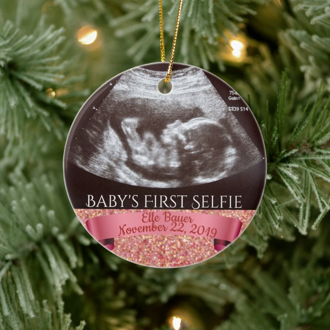 Erste Selfie des Kindes (rosa Hintergrund) Keramik Ornament (Baum)