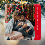 Erste verheiratete Weihnachten zwei Foto einfach r Keramikornament<br><div class="desc">Dieses schlichte, moderne Weihnachtsschmuck besticht durch eine trendige, gewölbte rote Kante, ein großes Foto und einen Raum für den individuellen Text und das Jahr. Dieses Ornament, das für ein frisch vermähltes Ornament konzipiert wurde, feiert gemeinsam ein erstes Weihnachtsfest und zeigt ein großes Foto auf der Vorderseite und ein zweites auf...</div>