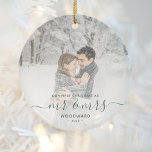 Erste Verheiratete Weihnachts Custom Foto Green Sc Keramik Ornament<br><div class="desc">Erinnern Sie sich an das erste Weihnachtsfest Ihrer Ehe mit diesem schönen modernen Sake-Ornament. Der grüne Text der dunklen Kiefernnadel lautet "Unser erstes Weihnachten als Mr. & Mrs." mit den Worten "Mr. & Mrs." in eleganter Handschrift mit Schnörkeln vor und nach. Ersetzen Sie das Beispielbild durch Ihr Lieblings-Foto, und fügen...</div>