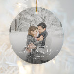 Erste Verheiratete Weihnachts Custom Foto White Sc Keramik Ornament<br><div class="desc">Erinnern Sie sich an das erste Weihnachtsfest Ihrer Ehe mit diesem schönen modernen Sake-Ornament. Der weiße Text lautet "Unser erstes Weihnachten als Mr. & Mrs." mit den Worten "Mr. & Mrs." in eleganter Handschrift mit Schnörkeln vor und nach. Ersetzen Sie das Beispielbild durch Ihr Lieblings-Foto, und fügen Sie Ihren Nachnamen...</div>