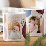 Erste Weihnachten als Custom Gold Arch Foto Kaffeetasse<br><div class="desc">Trendy Foto Tasse für Ihre Erste Weihnacht als Urgroßmutter, Mutter, Tante oder wer auch immer Sie gewollt. Ihre Fotos sind gerahmt mit goldenen Bögen, trendigen Bio Formen und skizzierten heiligen Blätter in Schwarz und Gold. Das Design hat eine neutrale, erdige Farbpalette aus Rot, Ziegelstein, ockergelb und blau. Die Vorlage ist...</div>