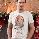 Erste Weihnachten als Daddy Red Truck T - Shirt<br><div class="desc">Erstklassiger Weihnachtsfest mit einem Foto Ihres Kindes mit einer zweifarbigen roten Grenze,  Aquarellbäumen,  einem roten LKW und dem niedlichen Sprichwort "Meine ersten Weihnachten als Papa".</div>