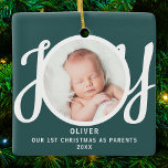 Erste Weihnachten als Eltern Foto Green Keepake Keramikornament<br><div class="desc">Dieser Sake First Christmas As Parents Foto-Ornament ist mit dem Wort JOY in stilvoller Schrift Typografie auf einem grünen Hintergrund dekoriert. Einfach anpassbar.</div>