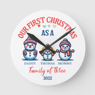 Erste Weihnachten als Familie von drei Niedlichen Runde Wanduhr