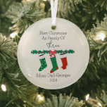 Erste Weihnachten als Familie von drei Ornament Aus Glas<br><div class="desc">ERSTE WEIHNACHTEN ALS FAMILIE VON 3 ORNAMENT,  SCHÖNE ORNAMENT FÜR IHRE FAMILIENWEIHNACHTEN BAUM,  REEF UND STRÜMPFE,  DIE IN ROT UND GRÜNEN FARBEN ENTWICKELT SIND,  SEHR EINFACH,  TEXT UND BILD ZU KUNDEN.</div>