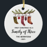 Erste Weihnachten als Familie von drei Ornamenten Keramik Ornament<br><div class="desc">Erste Weihnachten als Familie von drei Weihnachtsschmuck</div>