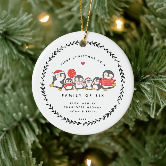 Erste Weihnachten als Familie von sechs Pinguinen Keramik Ornament (Baum)