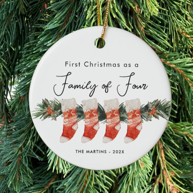 Erste Weihnachten als Familie von vier Strümpfen Keramik Ornament (Von Creator hochgeladen)