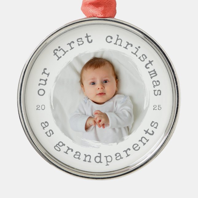 Erste Weihnachten als Großeltern 2025 Großbaby Ornament Aus Metall (Vorne)