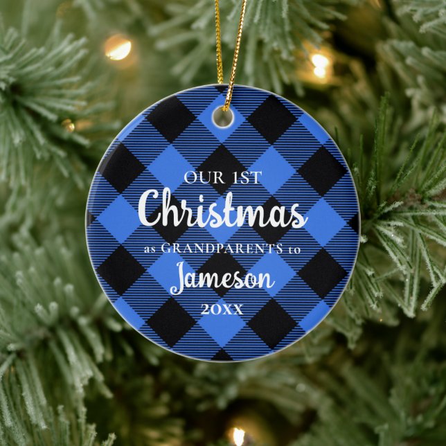 Erste Weihnachten als Großeltern Blaues Kariertes  Keramik Ornament (Baum)
