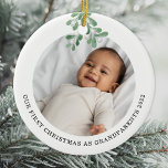 Erste Weihnachten als Großeltern Foto Mistletoe Keramik Ornament<br><div class="desc">Das erste Weihnachtsgeschmuck dieses Großelternteils ist mit Aquarellmalereien geschmückt. Einfache Anpassung an Foto,  Namen und Jahr Ihres Babys. Ändern Sie mithilfe des Entwurfstools die Textgröße,  den Stil oder die Farbe. Weil wir unsere Kunstwerke erstellen,  werden Sie dieses exakte Bild von anderen Designern nicht finden. Original Wasserfarbe © Michele Davies.</div>
