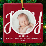 Erste Weihnachten als Großeltern Foto Red Keepake Keramikornament<br><div class="desc">Dieser Sake First Christmas As Grandeltern Foto-Ornament ist mit dem Wort JOY in stilvollen Schrift Typografie auf einem roten Hintergrund dekoriert. Einfach anpassbar.</div>