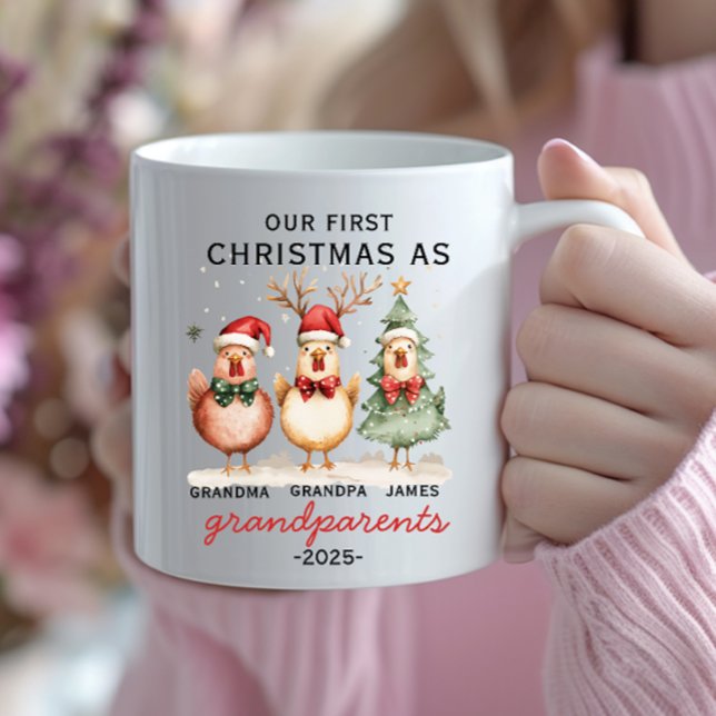 Erste Weihnachten als Großeltern Persönliche Umarm Kaffeetasse (Von Creator hochgeladen)