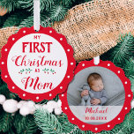 Erste Weihnachten als Mama Neugeborenes Foto Ornament Karte<br><div class="desc">Feiern Sie Ihr "Erstes Weihnachten als Mama" mit diesem bezaubernden Papierschmuck, der eine perfekte Ergänzung zu Ihrer Feriendekoration darstellt. Passen Sie die andere Seite mit dem Foto, dem Namen und dem Geburtsdatum Ihres Babys an, um einen echten einzigartigen Sake zu erhalten. Kommen Sie in den festlichen Geist und machen Sie...</div>