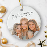 Erste Weihnachten als Mitbewohner Freunde BESTE FR Keramik Ornament<br><div class="desc">Feiern Sie Ihre ersten Weihnachten gemeinsam als Mitbewohner mit dieser personalisierten Keramik Ornament. Dieses Ornament, das auf beiden Seiten Ihr Lieblingstext enthält, enthält auch bearbeitbaren Text und das Jahr, sodass Sie es anpassen können, um die einzigartige Bindung zu erfassen, die Sie teilen. Das Design ist einfach, aber bedeutungsvoll, es ist...</div>
