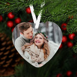 Erste Weihnachten als Mr. and Mrs Modern Wedding F Ornament<br><div class="desc">Herzförmige Feiertagssakenschmuck für frisch verheiratete Paare mit einem Foto auf der Vorderseite mit "Erste Weihnachten als Mr. and Mrs." und Herzakzent auf der Rückseite. Personalisieren Sie die moderne,  maßgeschneiderte Monogramm-Formulierung mit Vornamen und dem Hochzeitstermin. Die roten,  weichen,  schwarzen und weißen Farben auf der Rückseite können individuell angepasst werden.</div>