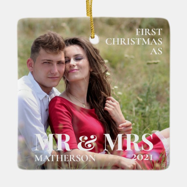 Erste Weihnachten als Mr. & Mrs. Minimalistisches  Keramikornament (Vorderseite)