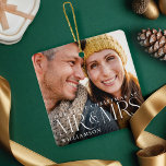 Erste Weihnachten als Mr. & Mrs. Modern Couple Fot Keramikornament<br><div class="desc">Minimal und modern Ehepaar Foto erste Weihnachten als Mr. & Mrs. Foto Ornament. Einfaches und modernes Design mit einem kompletten Foto-Design. Passen Sie Ihre Wünsche mit Ihrem Foto, Jahr und Namen an. "Mr & Mrs." Foto Overlay in einer eleganten Typografie. Perfekter Sake-Ornament mit Paaren, die ihre Ehe und erste Weihnachten...</div>