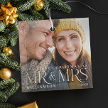 Erste Weihnachten als Mr. & Mrs. Modern Couple Fot Ornament Aus Glas<br><div class="desc">Minimal und modern Ehepaar Foto erste Weihnachten als Mr. & Mrs. Foto Glasschmuck. Einfaches und modernes Design mit einem vollen Foto-Design. Passen Sie Ihre Wünsche mit Ihrem Foto, Jahr und Namen an. "Mr & Mrs." Foto Overlay in einer eleganten Typografie. Perfekter Sake-Ornament mit Paaren, die ihre Ehe und erste Weihnachten...</div>