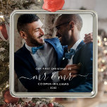 Erste Weihnachten als Mr. und Mr. LGBTQ Keepake Ornament Aus Metall<br><div class="desc">Erinnern Sie sich an das erste Weihnachtsfest Ihrer Ehe mit diesem schönen modernen Sake-Ornament. Der weiße Text lautet "Unser erstes Weihnachten als Mr. & Mr." mit den Worten "Mr. & Mr." in eleganter Handschrift mit Schnörkeln vor und nach. Ersetzen Sie das Beispielbild durch Ihr Lieblings-Foto, und fügen Sie Ihren Nachnamen...</div>