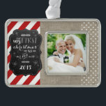 Erste Weihnachten als Mr. und Mrs. Chalkboard Orna Rahmen-Ornament Silber<br><div class="desc">Unsere allerersten Weihnachten als Mr. und Mrs. Burlap Dots and Stripes Chalkboard Foto Ornament Frame</div>