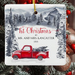 Erste Weihnachten als Mr. und Mrs. Vintag Truck Keramikornament<br><div class="desc">Erste Weihnachten als Mr. und Mrs. Feiertage Schatz zu Schätzen für die nächsten Jahre! Rustikale Berg- und Waldlandschaft mit Vintagem rotem LKW mit Weihnachtsbäumen. Verwendung von handgeschriebenen Skripttypografie. Möglichkeit,  1. zu 2.,  3. ändern ... Weihnachten!</div>