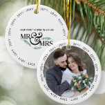 Erste Weihnachten als Mr. und Mrs. Wedding Foto Keramik Ornament<br><div class="desc">Im ersten Jahr verheiratete Verzierung,  wobei sich das Jahr um den Rand wiederholt. Doppelseitiges Ornament mit Ihrem Foto auf der einen Seite und "unsere ersten Christi als Mr. und Mrs. auf der anderen Seite. Liebliche Weihnachtsgeschenke für Paare,  die verheiratete Weihnachten feiern.</div>