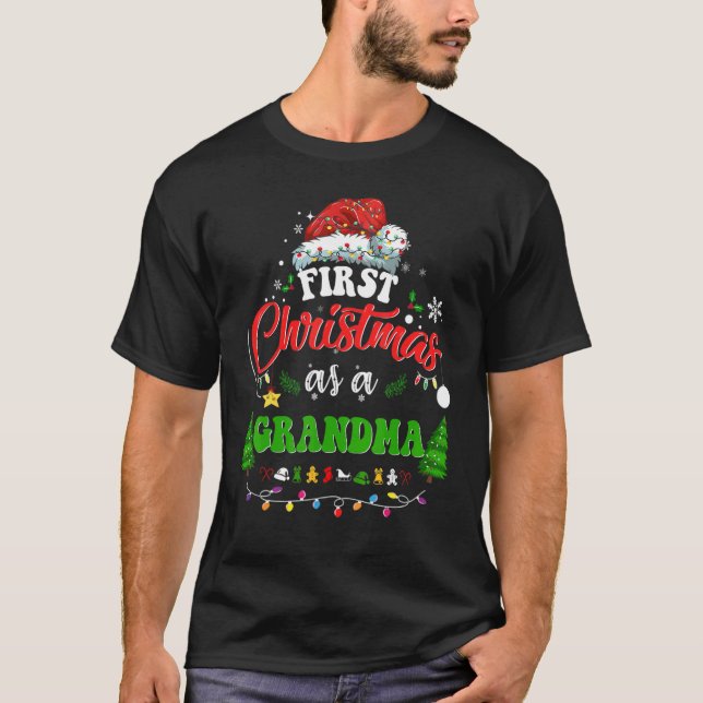Erste Weihnachten als Oma Urlaub Weihnachtsmannmüt T-Shirt (Vorderseite)