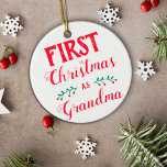 Erste Weihnachten als Oma weiß mit dem Foto des Ba Keramik Ornament<br><div class="desc">Dieser Weihnachtsbaumschmuck ist perfekt,  um Ihre ersten Weihnachten als Großmutter zu feiern. Es steht "Erste Weihnachten als Oma" in einem modernen roten Schriftart auf weißem Hintergrund. Die andere Seite zeigt ein individualisierbares Bild des Babys mit Namen und Geburtsdatum. Für weitere Anpassungen oder andere passende Artikel,  kontaktieren Sie mich bitte.</div>
