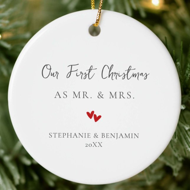 Erste Weihnachten Foto von Red Hearts Couple Keramik Ornament (our first christmas married mr mrs modern ornament couple luxury keepsake red hearts elegant simple)