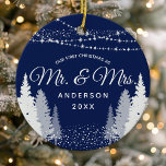 Erste Weihnachten Frau Navy Winter String Lights Keramik Ornament<br><div class="desc">Erstweihnachtliche Herrin & Mrs. Navy Winter String Lights Keramik Ornament. Dieses Design bietet schöne Saitenleuchten,  rustikale Winterkiefern und Schnee!</div>