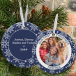 Erste Weihnachten gemeinsam Foto Blue Snowflake Keramik Ornament<br><div class="desc">Unser erstes Weihnachtsschmuck personalisiert mit Ihrem Foto, Namen, Jahr und Sondertext. Dieser Ferienschmuck ist blau und mit weißen Schneeflocken dekoriert. Es wird mit "unseren ersten Weihnachten zusammen" geschrieben und Sie können "gemeinsam" in Ihre Wunschworte schreiben. Der Rücken hat mehr Schneeflocken und Kopierraum, damit Sie Ihren Namen und das Jahr oder...</div>