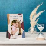 Erste Weihnachten | Gold Arch Foto und Holly Fotoplatte<br><div class="desc">Weihnachts-Foto-Plakette halten für die ersten Weihnachtsfeiertage eines Verwandten in ihrer neuen Rolle. Der Beispieltext lautet "Erste Weihnachten als Großvater .. in Liebe du Mohn [Name]" und Sie können dies für Ihre Urgroßmutter, Onkel, Papa oder wen auch immer Sie wollen bearbeiten. Das Design umfasst skizzierte heilige Blätter, Bio Formen, einen goldenen...</div>