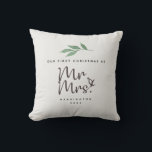 Erste Weihnachten Herr und Frau Heirloom Throw Pil Kissen<br><div class="desc">Design zeigt Unsere ersten Weihnachten als Mr. und Mrs. in Kalligraphie Skript mit Aquarelllaurel Weihnachtszweig. Einfache Anpassung von Nachrichten,  Namen und Jahr. Wunderschönes Erbgeschenk für die Neuvermählten während der Weihnachtszeit.</div>