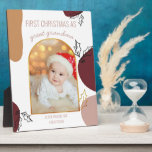 Erste Weihnachten | Holly Shapes Gold Arch Foto Fotoplatte<br><div class="desc">Weihnachts-Foto-Plakette halten für die ersten Weihnachtsfeiertage eines Verwandten in ihrer neuen Rolle. Der Sample-Wortlaut lautet "Erste Weihnachten als Urgroßmutter .. in Liebe du gee [name]" und du kannst das für deine Nana, Mutter, Tante oder wen du willst bearbeiten. Das Design umfasst skizzierte heilige Blätter, Bio Formen, einen goldenen Bogen mit...</div>
