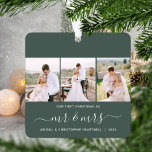 Erste Weihnachten Mr. und Mrs. 3 Foto Script Green Ornament Aus Metall<br><div class="desc">Erinnern Sie sich an Ihr erstes Weihnachtsfest als frisch vermählte Neuvermählte mit diesem schönen modernen Sake-Ornament. Der weiße Text lautet "Unser erstes Weihnachten wie", mit den Worten "mr & mrs" in eleganter Handschrift mit Schnörkeln vor und nach. Ersetzen Sie die drei Beispielbilder durch Ihre bevorzugten vertikalen Fotos, und fügen Sie...</div>