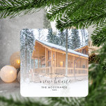 Erste Weihnachten Neue Zuhause Custom Foto Grau Sc Ornament Aus Metall<br><div class="desc">Erinnern Sie sich an Ihr erstes Weihnachtsfest in Ihrer neuen Zuhause mit diesem schönen modernen Sake-Ornament. Der graue Text lautet "Erste Weihnachten in unserer neuen Zuhause", mit den Worten "Neue Zuhause" in elegantem Schriftzeichen mit Schnörkeln vor und nach. Ersetzen Sie das Beispielbild durch ein Foto Ihres neuen Hauses und fügen...</div>