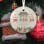 Erste Weihnachten neue Zuhause-Familie rustikal Ornament Aus Glas<br><div class="desc">Weihnachten in der neuen Zuhause-Familie niedlichen Sake-Baum-Ornament mit einem modernen traditionellen Weihnachtsblumenkranz dekoriert Kieferngrün hübschen Haus und eine dunkelrote lässige Typografie personalisiert mit Familiennamen ersten Innen Hirschantler.               Einfach an Ihre neuen Adressdaten,  Familiennamen und Monogramme anpassen.</div>