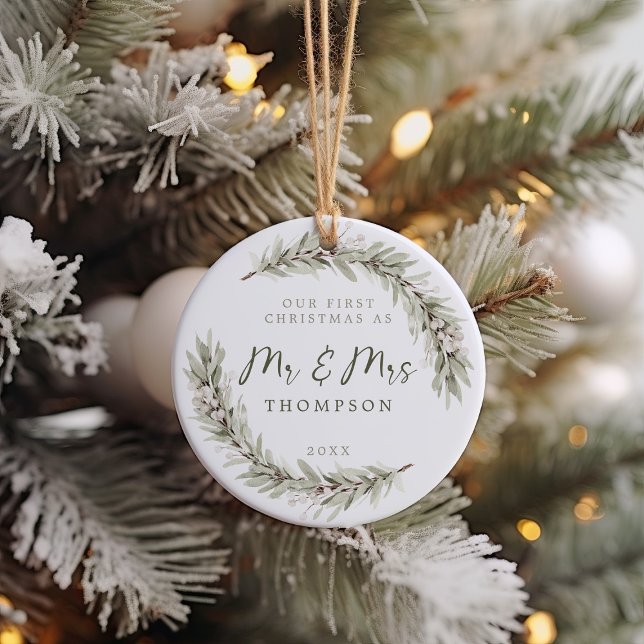 Erste Weihnachten Newlyweds Sage Greenery Keramik Ornament (Von Creator hochgeladen)