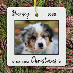 Erste Weihnachten Niedliche Welpe - Einfaches Hund Keramikornament<br><div class="desc">Mein erstes Weihnachten! Dekorieren Sie Ihren Baum oder schicken Sie ein besonderes Geschenk mit diesem super niedlichen personalisierten Haustier Foto Urlaubssornament. Fügen Sie das Foto Ihres Hundes hinzu und personalisieren Sie es mit Namen und Jahr. Die Einrichtung ist zweiseitig, Sie können verschiedene Fotos machen. COPYRIGHT © 2020 Judy Burrows, Black...</div>