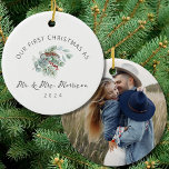 Erste Weihnachten Verheiratet als Herr & Mrs. Foto Keramik Ornament<br><div class="desc">Feiern Sie Ihre ersten Weihnachten als Neuvermählte mit diesem bezaubernden Foto Keramik-Ornament, das an den besonderen Meilenstein erinnert. Personalisieren Sie es mit einem Lieblings-Hochzeitsfest oder Pärchen-Foto, schön gerahmt in einem zeitlosen "First Christmas Verheiratet als Mr. & Mrs." Design. Dieser Sakralbau ist für die Dauer des Aufenthalts konzipiert und eignet sich...</div>