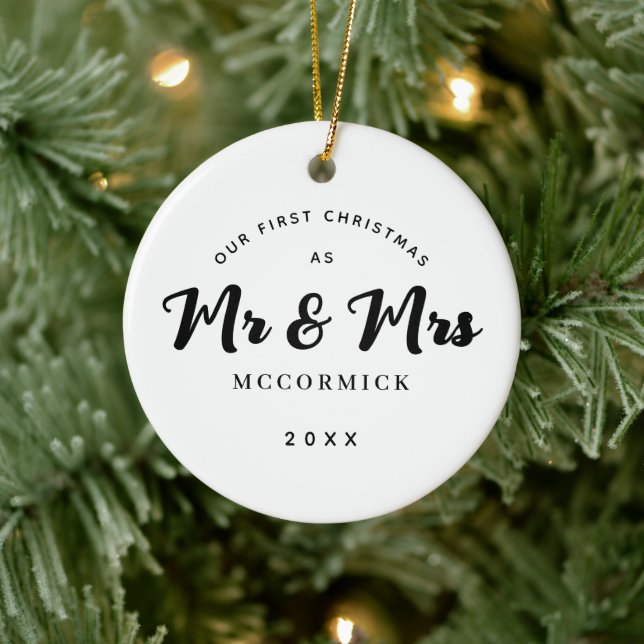 Erste Weihnachten Verheiratet Mr. and Mrs. Script  Keramik Ornament (Baum)